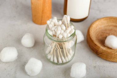 Hafif arkaplanda pamuklu çubuklar ve toplar