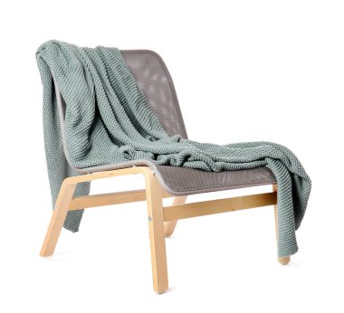 Beyaz arkaplanda şık sandalye ve ekose