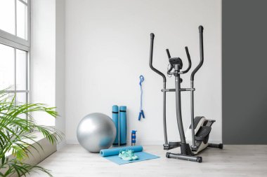 Spor aletleri ve spor salonundaki spor topu.