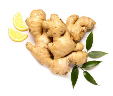 Beyaz arka planda limonlu taze zencefil.