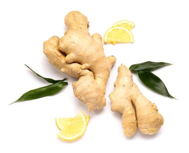 Beyaz arka planda limonlu taze zencefil.