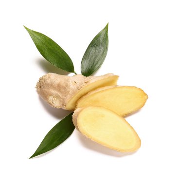 Beyaz arka planda dilimlenmiş taze zencefil