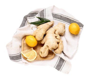 Beyaz arka planda limonlu taze zencefil.