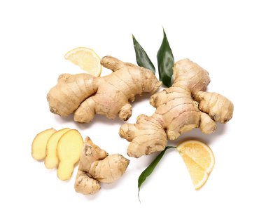 Beyaz arka planda limonlu taze zencefil.