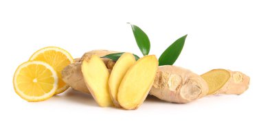 Beyaz arka planda limonlu taze zencefil.