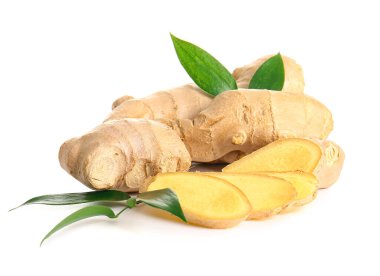 Beyaz arkaplanda taze zencefil