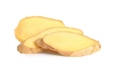 Beyaz arka planda taze zencefil dilimleri