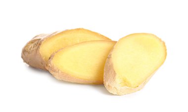 Beyaz arka planda taze zencefil dilimleri