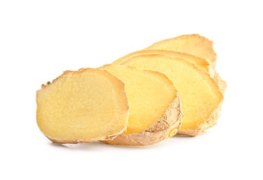 Beyaz arka planda taze zencefil dilimleri