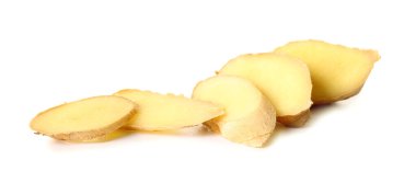 Beyaz arka planda taze zencefil dilimleri