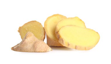 Beyaz arka planda taze zencefil dilimleri