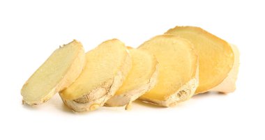 Beyaz arka planda taze zencefil dilimleri