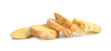 Beyaz arka planda taze zencefil dilimleri