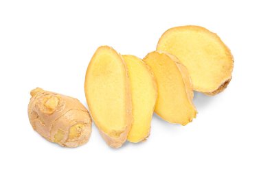 Beyaz arka planda taze zencefil dilimleri