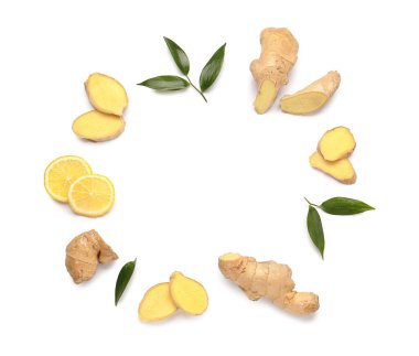 Beyaz arka planda taze zencefil ve limondan yapılmış çerçeve