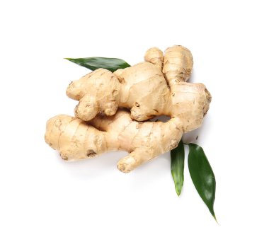 Beyaz arkaplanda taze zencefil