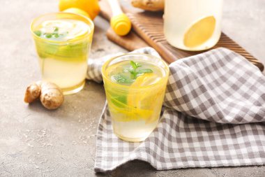 Bir bardak soğuk zencefilli limonata.