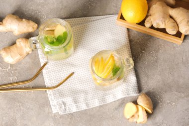 Arka planda soğuk zencefilli limonata kavanozları
