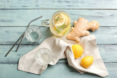 Masada bir sürahi soğuk zencefilli limonata