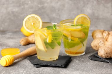 Arka planda soğuk zencefilli limonata bardakları