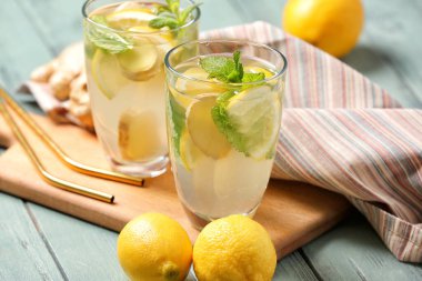 Masada bir bardak soğuk zencefilli limonata