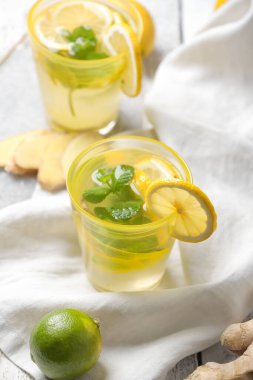 Masada bir bardak soğuk zencefilli limonata