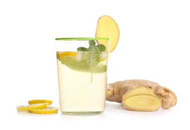 Beyaz arka planda soğuk zencefilli limonata.