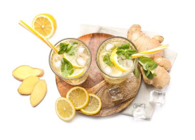 Beyaz arka planda soğuk zencefilli limonata bardakları