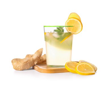 Beyaz arka planda soğuk zencefilli limonata.