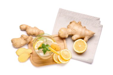 Beyaz arka planda soğuk zencefilli limonata.