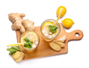 Beyaz arka planda soğuk zencefilli limonata bardakları