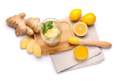 Beyaz arka planda soğuk zencefilli limonata.