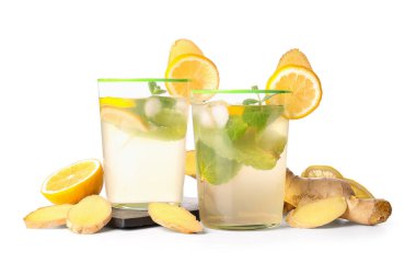 Beyaz arka planda soğuk zencefilli limonata bardakları