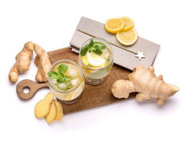 Beyaz arka planda soğuk zencefilli limonata bardakları
