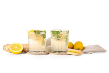 Beyaz arka planda soğuk zencefilli limonata bardakları
