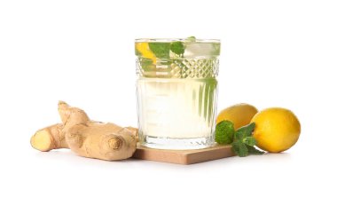 Beyaz arka planda soğuk zencefilli limonata.