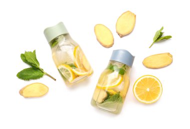 Beyaz arka planda soğuk zencefilli limonata şişeleri