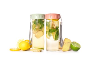 Beyaz arka planda soğuk zencefilli limonata şişeleri