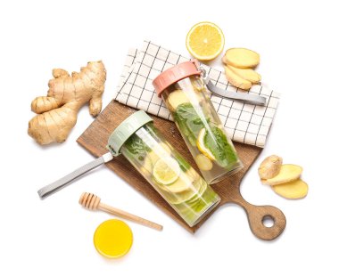 Beyaz arka planda soğuk zencefilli limonata şişeleri