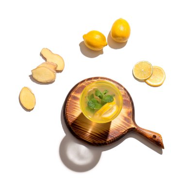 Beyaz arka planda soğuk zencefilli limonata.