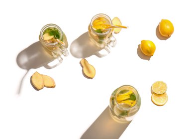 Beyaz arka planda soğuk zencefilli limonata