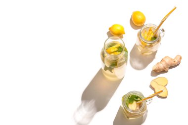 Beyaz arka planda soğuk zencefilli limonata