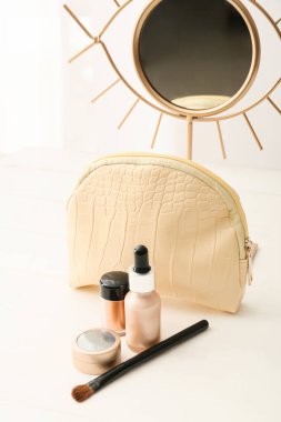 Dekoratif makyaj malzemeli şık bir çanta.