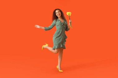 Güzel bir Afro-Amerikalı kadın, narsis buketi ile renklendirilmiş.