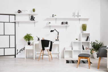 Rahat işyeri olan şık bir oda.