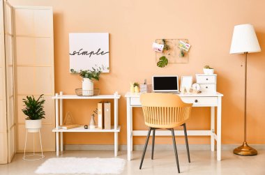 Rahat işyeri olan şık bir oda.