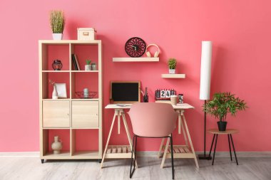 Rahat işyeri olan şık bir oda.