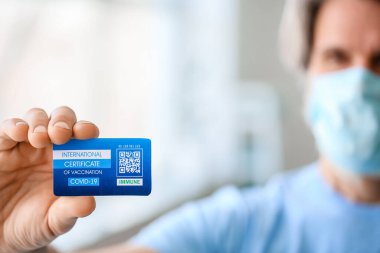 Klinikte Uluslararası Aşı Sertifikası olan kıdemli bir adam.