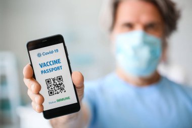 Klinikte elektronik bağışıklık pasaportu olan son sınıf öğrencisi.