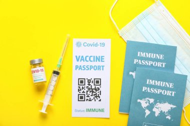 Dokunulmaz pasaportlar, tıbbi maske ve renkli arkaplan aşısı.